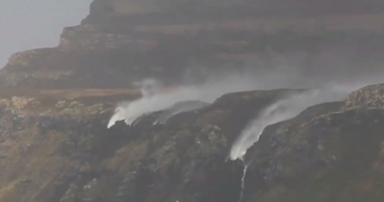 В Шотландии шторм заставил водопад идти снизу вверх