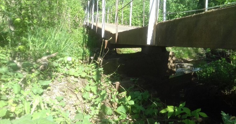 Мост через речку Подборенку частично провалился в Ижевске 