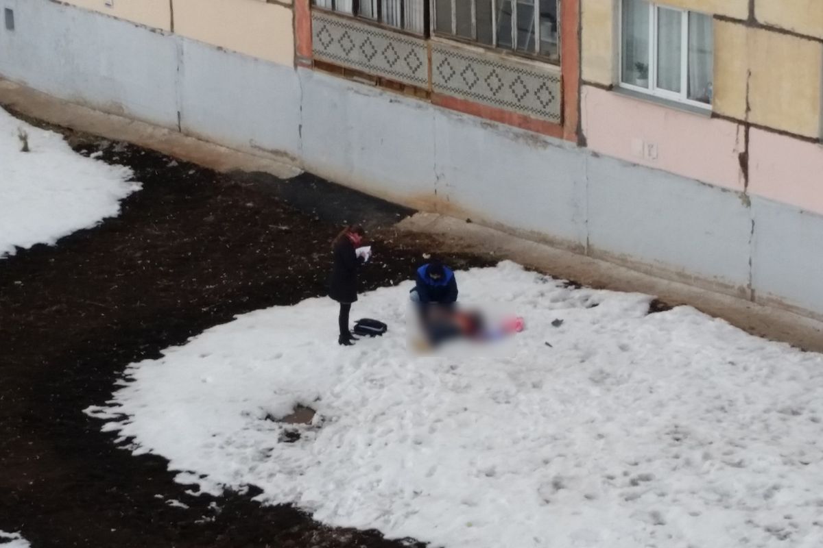Женщина в Ижевске выпала из окна девятого этажа