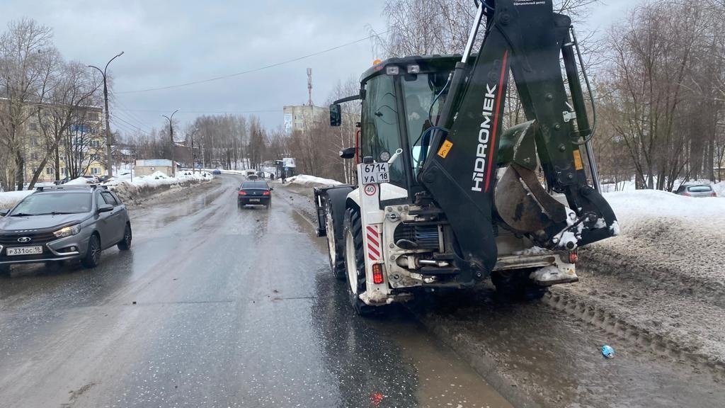 Воткинские коммунальщики борются с подтоплением магистральных дорог