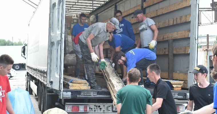 Родственники бойцов из Удмуртии отправили в зону СВО строительные материалы, гумпомощь и молоковоз