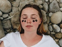 Эндокринолог развеяла мифы о «кортизоловом лице» и объяснила настоящие причины отеков