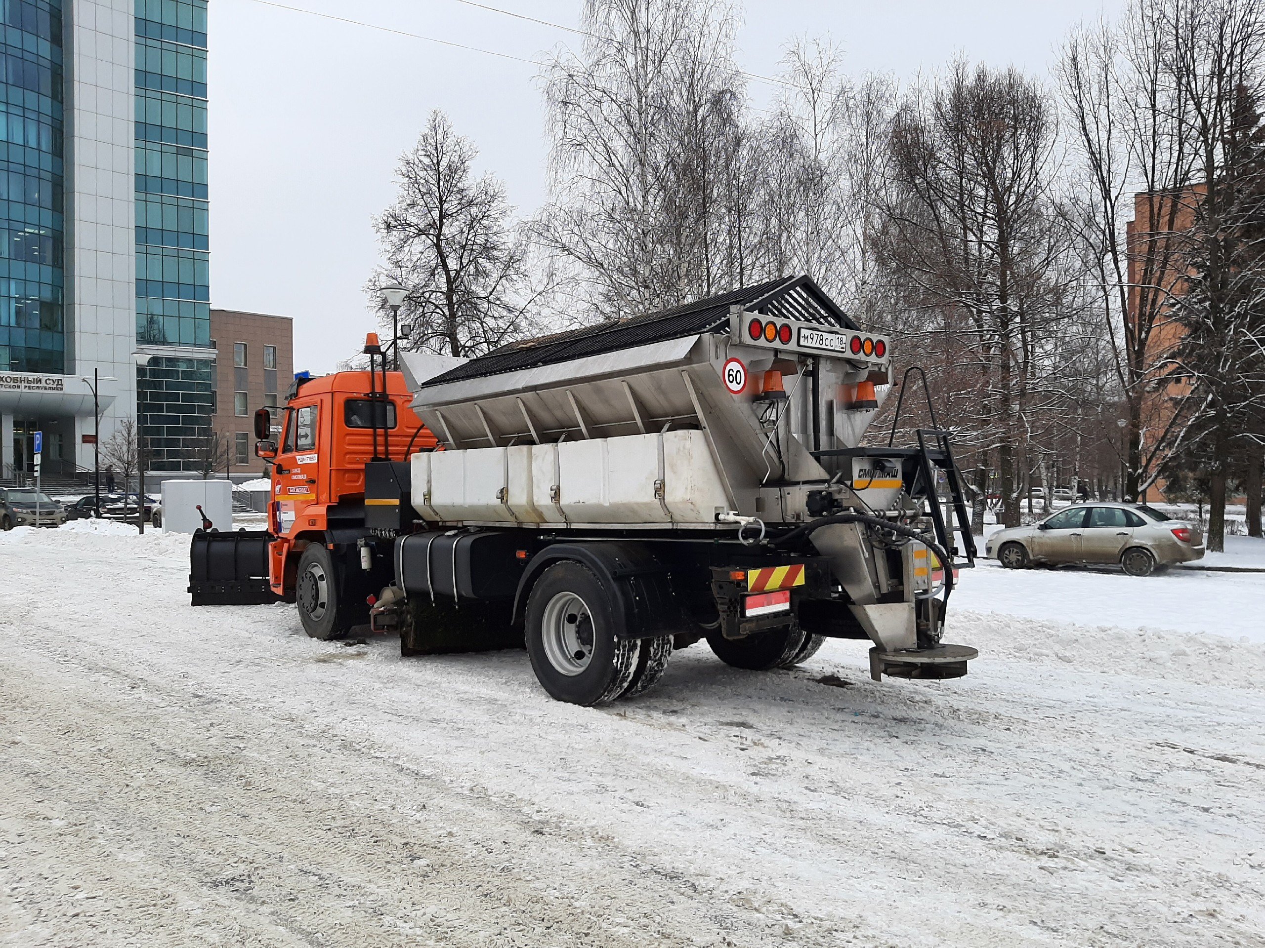 В Ижевске за три дня на дороги и тротуары высыпали около 40 тонн песчано-соляной смеси
