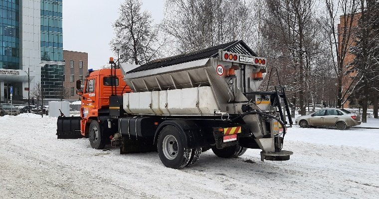 В Ижевске за три дня на дороги и тротуары высыпали около 40 тонн песчано-соляной смеси