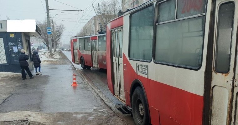 Пешеход в Ижевске попал на остановке под колёса троллейбуса