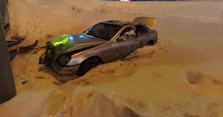 В Госавтоинспекции подтвердили отсутствие пострадавших при падении автомобиля с парковки в Ижевске