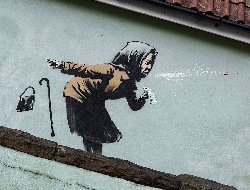Победа ХК «Ижсталь», рост числа неплательщиков по кредитам в России и «коронавирусное» граффити Бэнкси в Бристоле: что произошло минувшей ночью