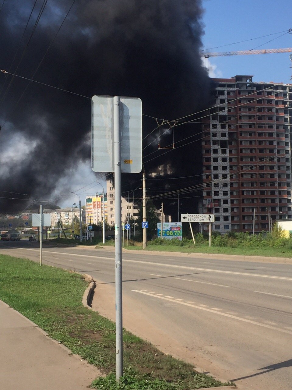 Черный столб: пенопласт загорелся на улице Баранова в Ижевске