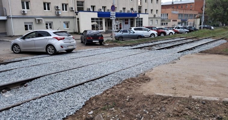 На улице Песочной в Ижевске подрядчик завершил первый этап капремонта трамвайных путей 