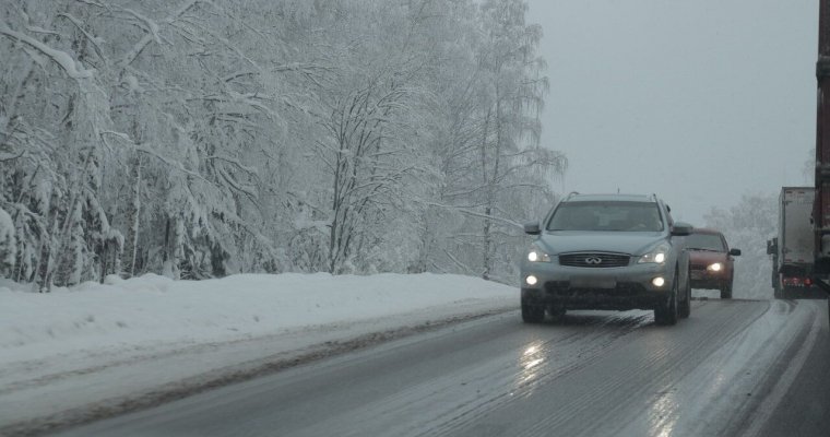 Автолюбителей Удмуртии предупредили о снежных накатах и гололедице