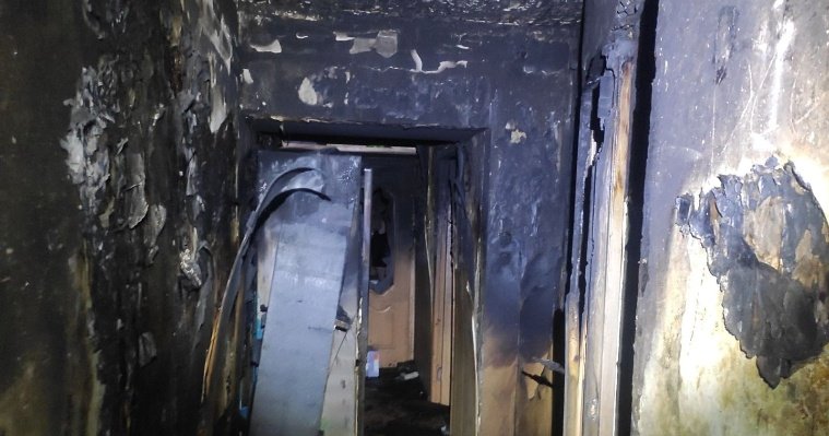 Пожарные спасли 7 человек из пожара в многоквартирном доме в Ижевске
