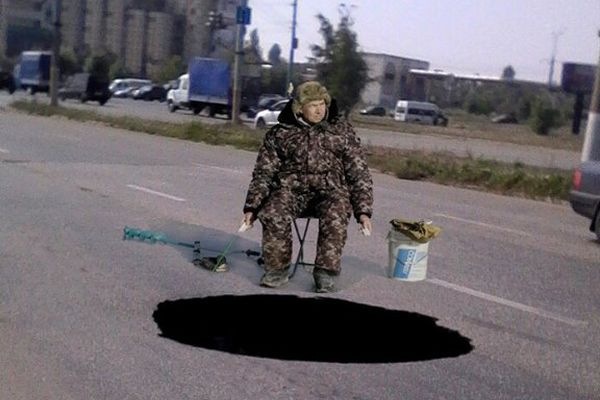 «Смотровая яма» образовалась в Ижевске на оживленной дороге около ТЦ Италмас