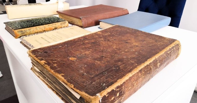 Митрополит Викторин передал Национальной библиотеке Удмуртии ценные книги