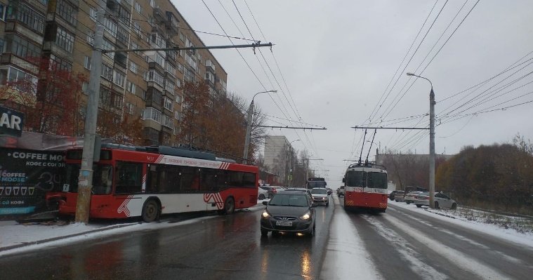 В Ижевске троллейбус протаранил столб ЛЭП