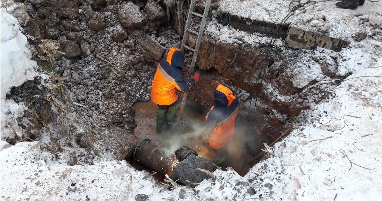 В Ижевске из-за порыва водопровода на улице Баранова перекрыли движение транспорта
