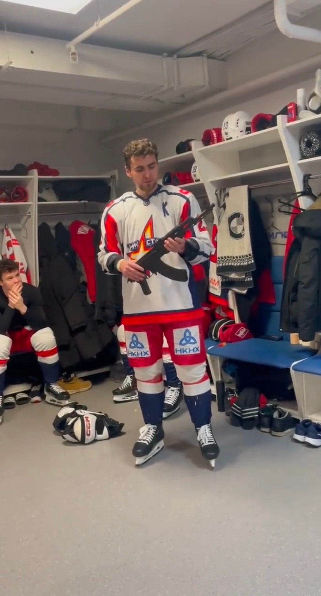 МыСпросилиЗаВас: почему хоккеисты «Ижстали» при победах во время выездов стали передавать другой макет автомата Калашникова? 