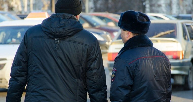 В Ижевске сотрудники ДПС остановили таксиста за нарушение правил, а он оказался в розыске