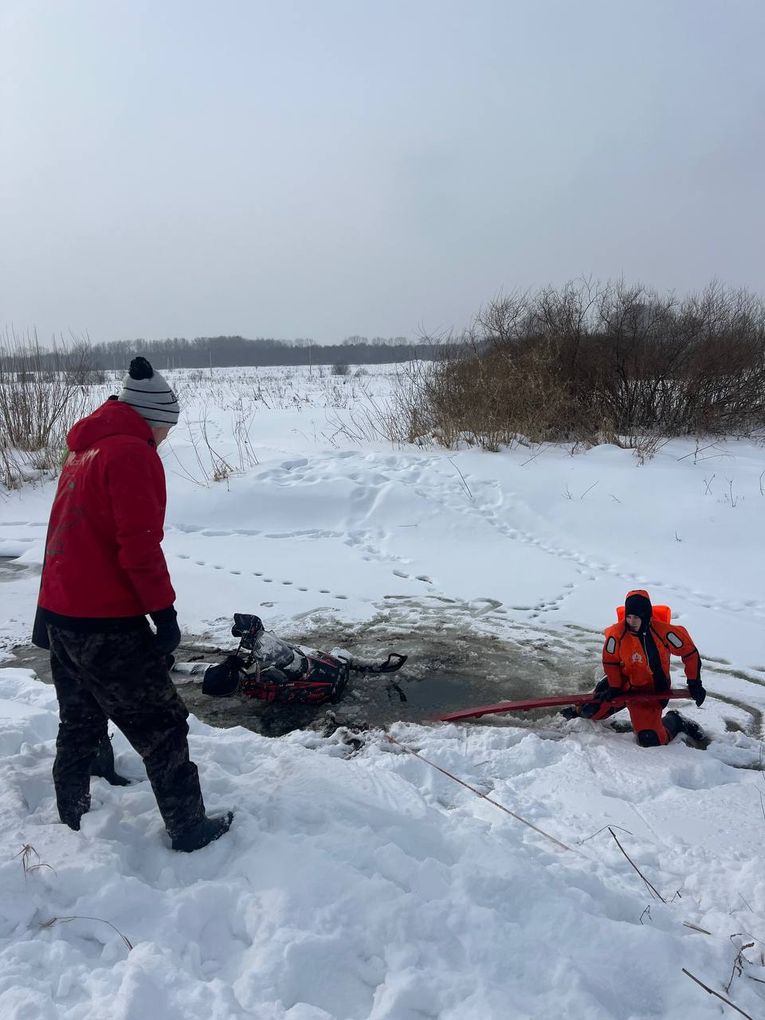 В Шундах ижевчанин провалился под лёд со снегоходом