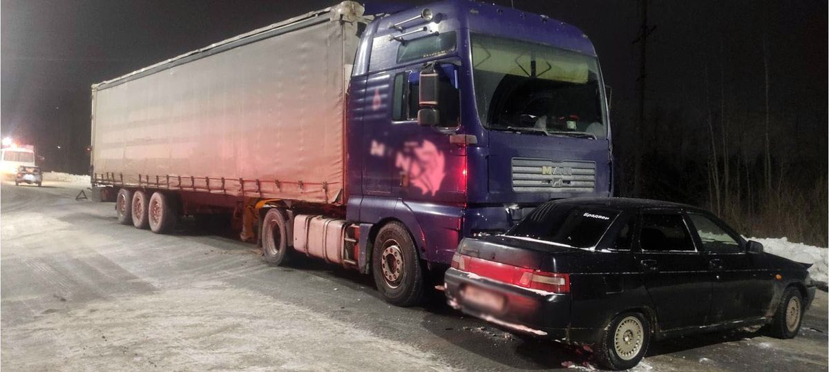 Женщина с двумя детьми пострадала в аварии на трассе в Удмуртии