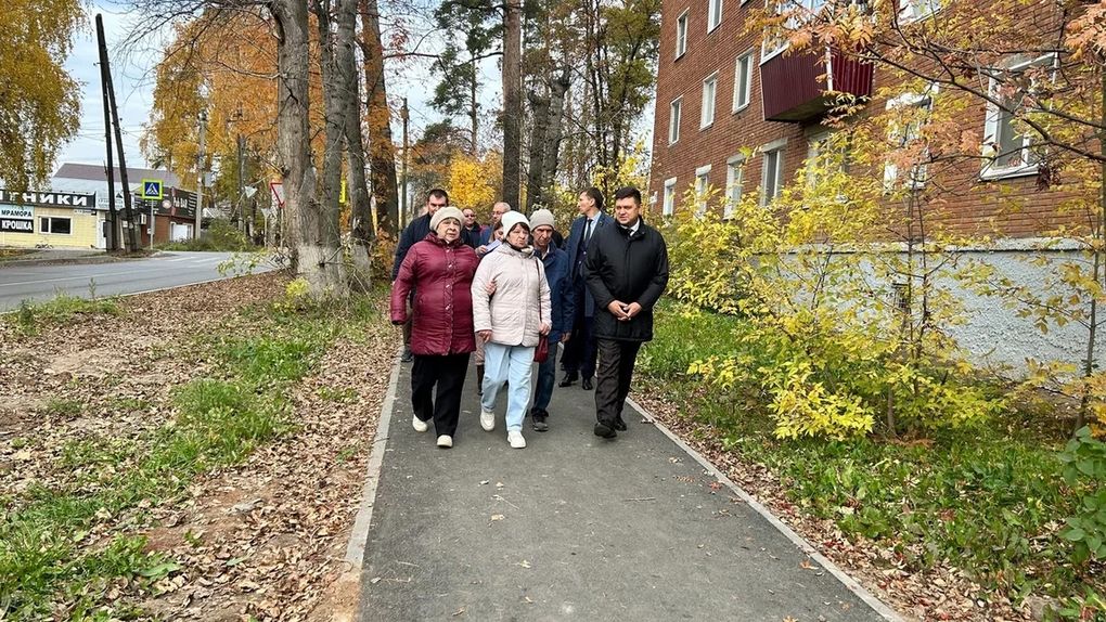 Глава Сарапула вместе с жителями осмотрел улицы, отремонтированные по нацпроекту