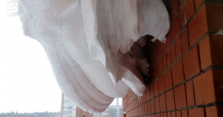 В Ижевске один человек погиб и два пострадали при падении снега с крыши