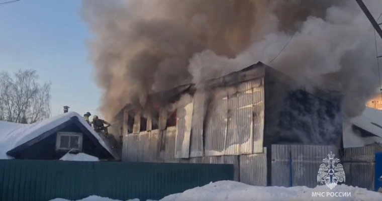 На улице Чайковского в Ижевске сгорел двухэтажный гараж