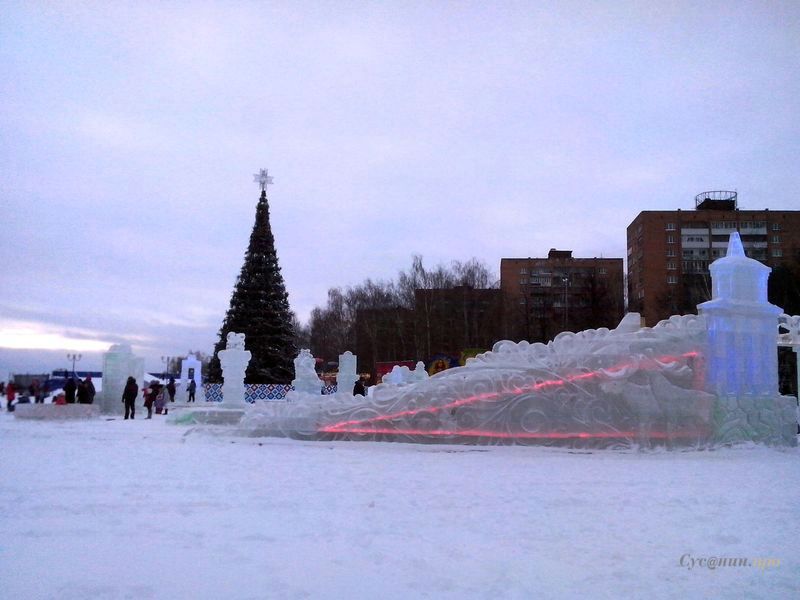 Сусанин ижевск. Ледовый городок в Воткинске. Глазов ледяной городок. Центральная площадь Ижевск горки 2021. Горки ледяные в Ижевске 2020.