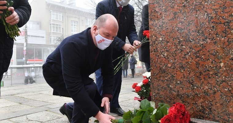 Цветы к памятникам основателей государственности Удмуртии возложили в Ижевске