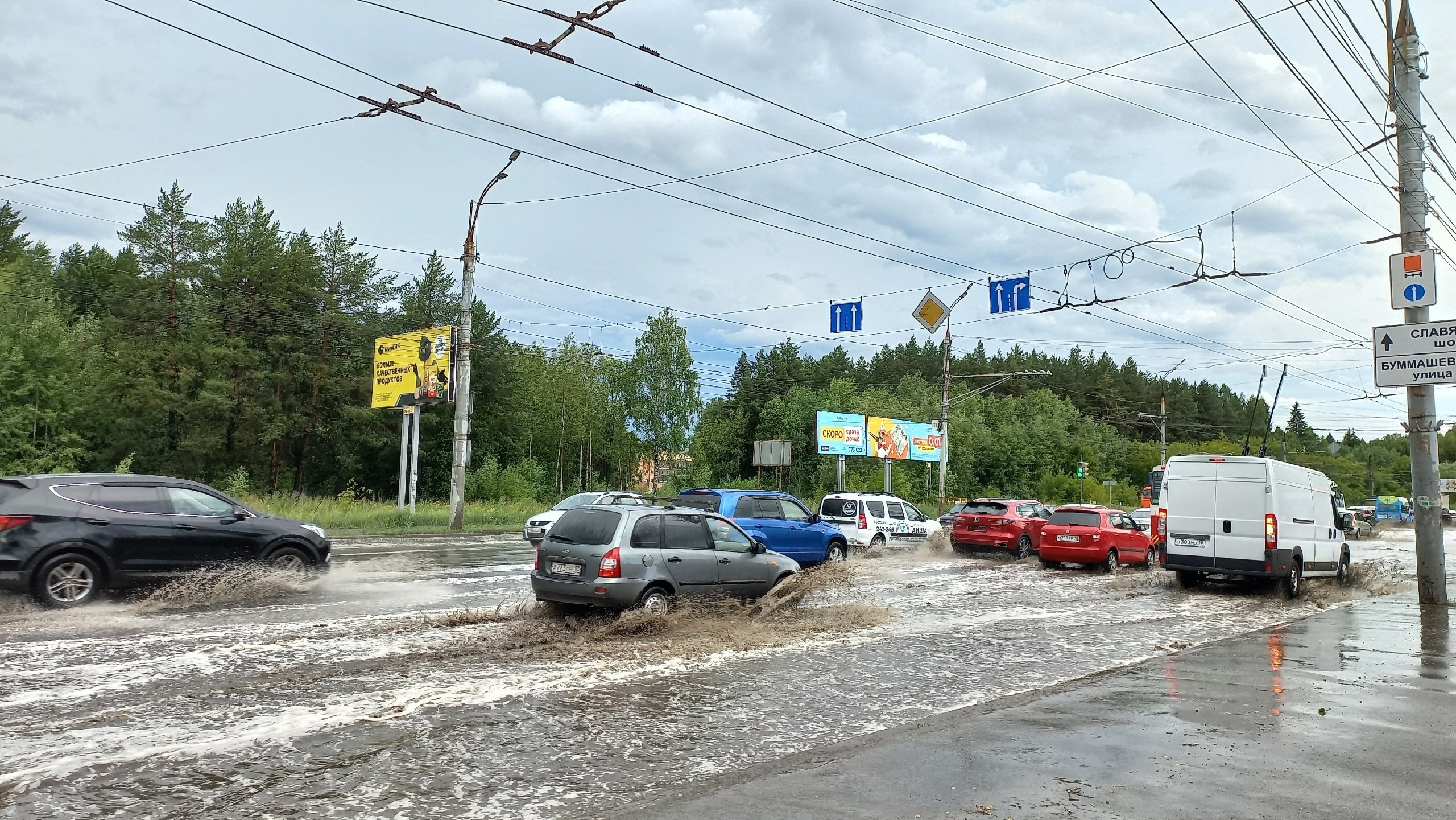 Из-за потопа на улице Кирова в Ижевске было приостановлено движение  общественного транспорта // ИА Сусанин - проверенные новости Ижевска и  Удмуртии, факты и описания событий.