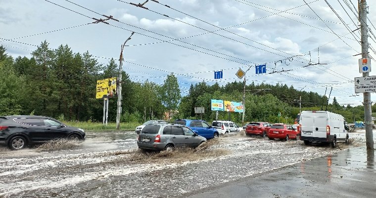 Из-за потопа на улице Кирова в Ижевске было приостановлено движение общественного транспорта