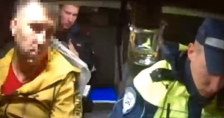 Пьяный житель Ижевска, пытаясь скрыться от полиции, врезался в припаркованную машину 