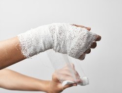 Врач рассказал о самых опасных и травматичных движениях в быту