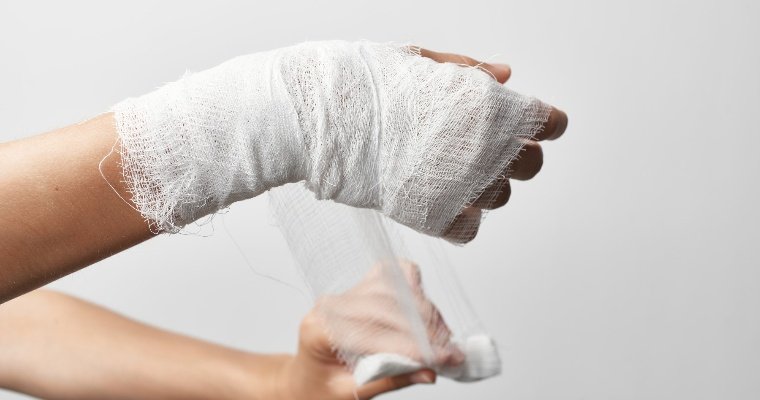 Врач рассказал о самых опасных и травматичных движениях в быту