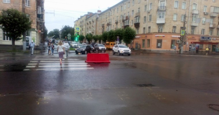 И вновь провал: асфальт обрушился на улице Ленина в Ижевске