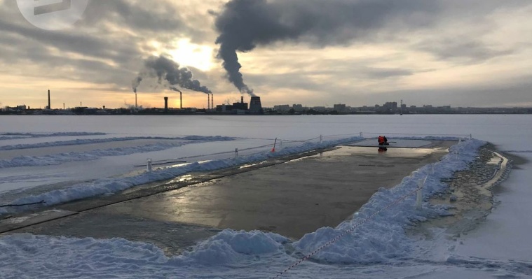 На Ижевском пруду начали нарезать лёд для новогоднего городка
