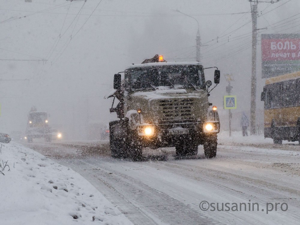 На очистке улиц Ижевска от снега задействовано 82 единицы техники