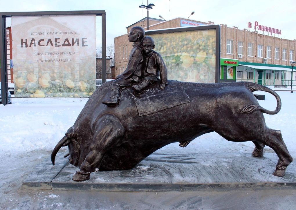 Бронзовую статую быка установили в удмуртском посёлке Игра