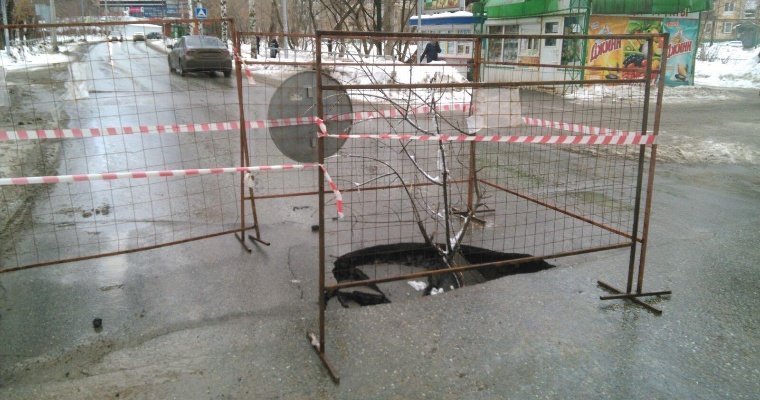 Асфальт провалился на улице Буммашевской в Ижевске