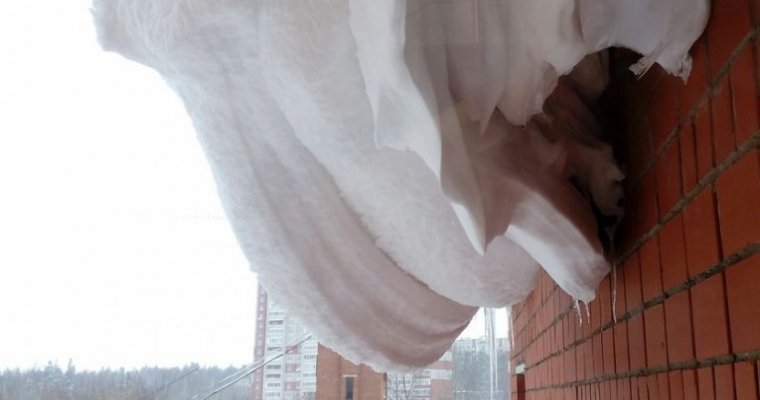 Управляющую компанию в Ижевске наказали за снег на крыше дома