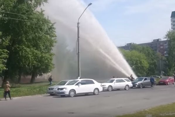 Фонтан кипятка из лопнувшей трубы выбил окна в 9-этажном доме в Барнауле