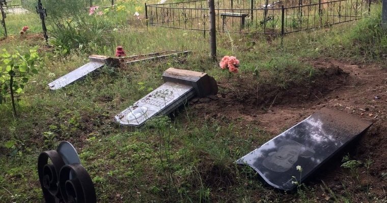Десятки надгробий уничтожили вандалы на сельском кладбище в Удмуртии
