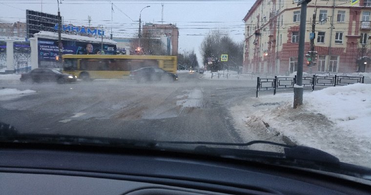 Спецтехника устраняет последствия утечки воды на улице Пушкинской в Ижевске