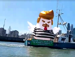 В Сан-Франциско на воду спустили надувного цыпленка-Трампа