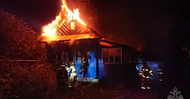 Пожар уничтожил дом многодетной семьи в Камбарке