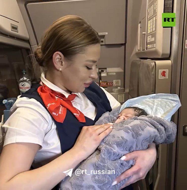Бортпроводница из Удмуртии помогла принять роды во время рейса Москва-Душанбе