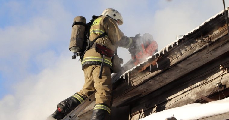 Жительница Ижевска спасла из загоревшегося дома трехлетнюю дочь