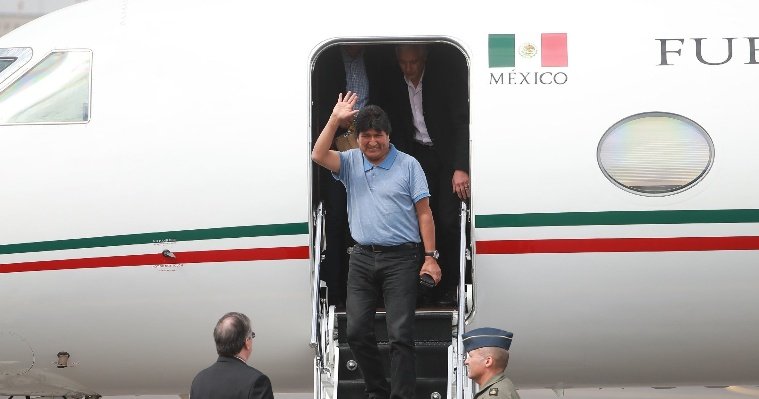 Беглого президента Боливии решили арестовать за неуважение конституции страны
