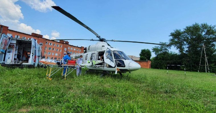 Вертолет санавиации сел на ижевском ипподроме ради спасения новорожденного