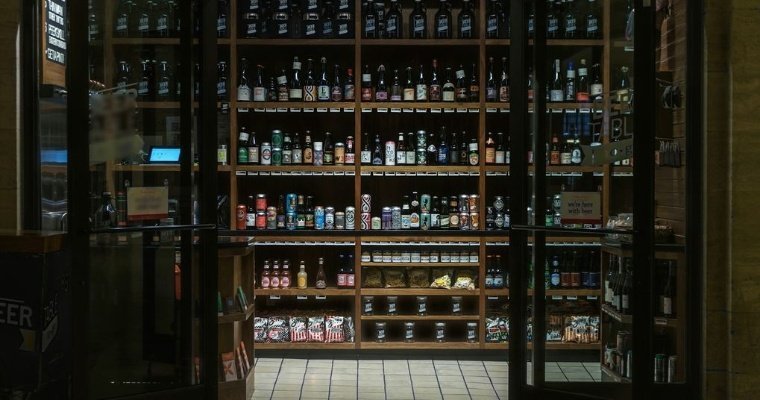 Небольшим общепитам в жилых домах Удмуртии запретили продавать алкоголь по ночам