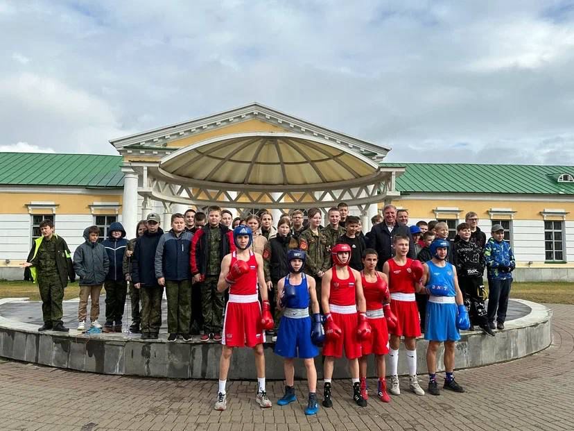 Школьники Ижевска встретились с чемпионами по боксу